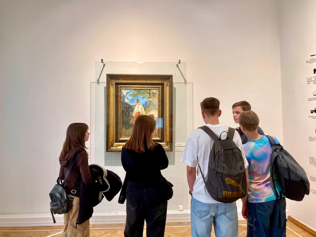 Учні середньої школи Домініон на екскурсії в художньому музеї біля картини Тараса Шевченка Катерина