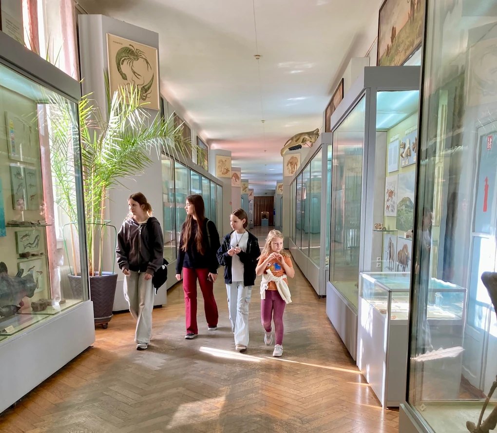 Екскурсія учнів школи Домініон до природничого музею для вивчення навколишнього світу