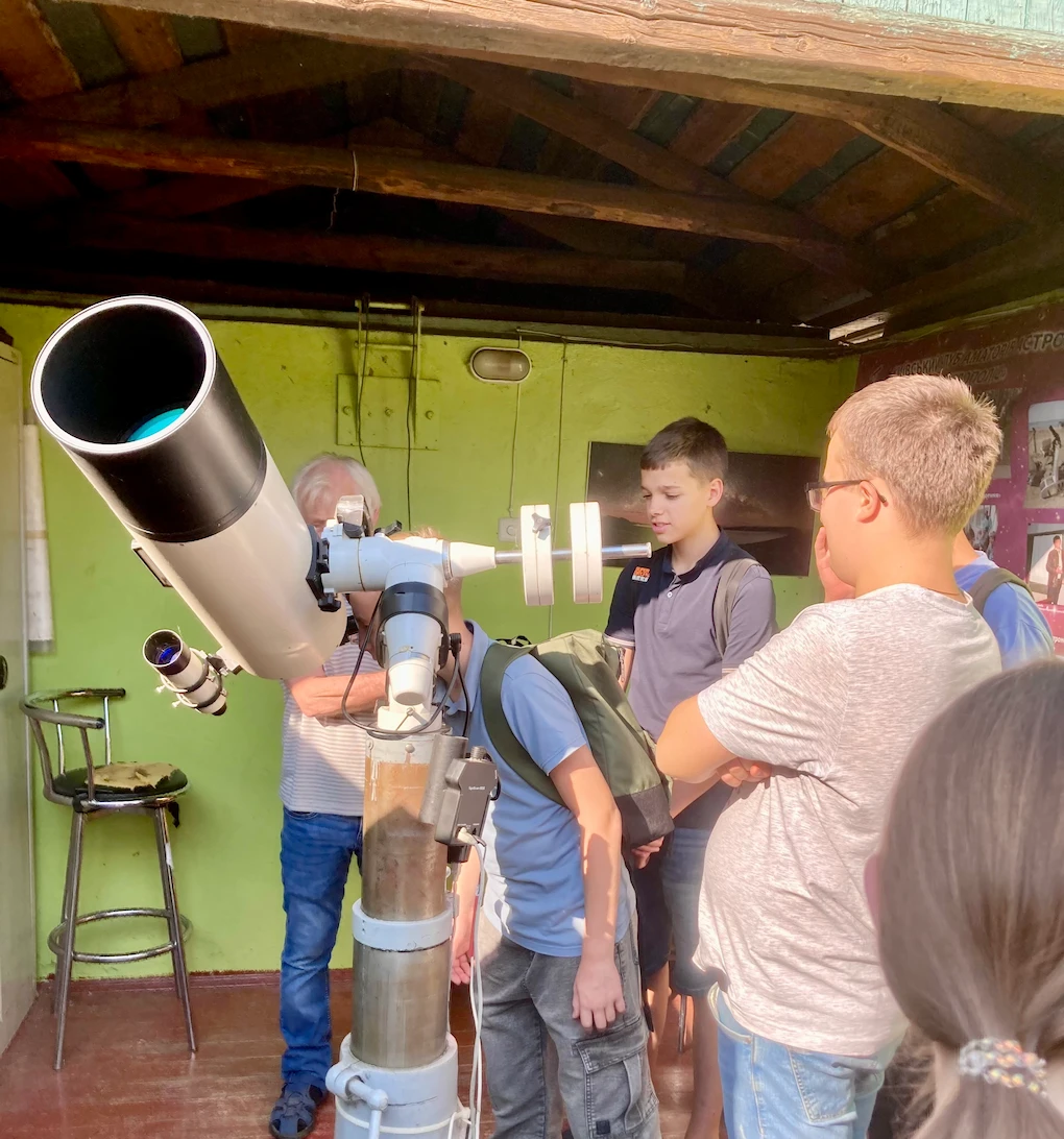 Учні середньої школи Домініон на практичному занятті з астрономії біля професійного телескопа