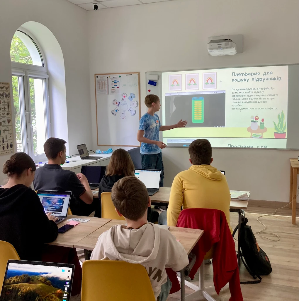 Презентація учнівського IT-проекту у середній школі Домініон