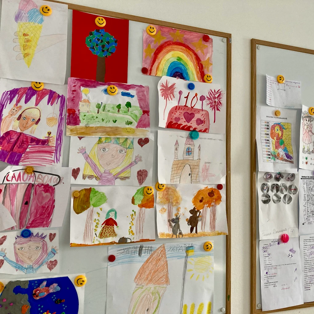 Стіна з малюнками учнів початкових класів школи Домініон
