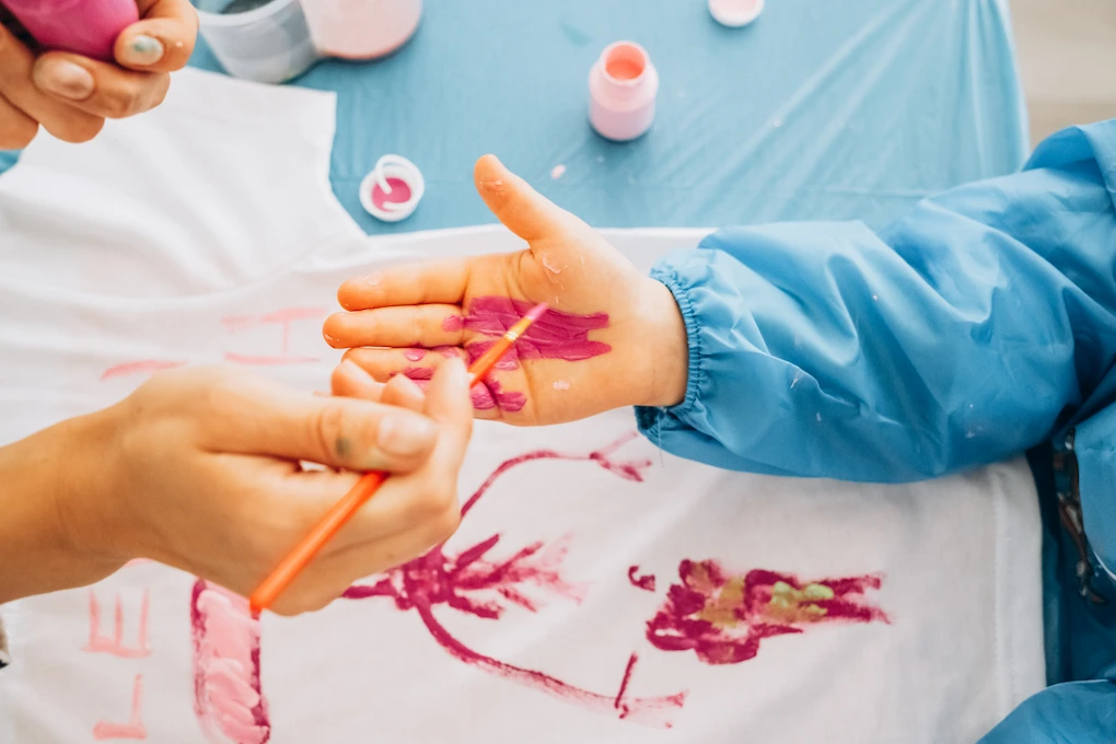 Урок малювання на футболках у приватній школі Домініон