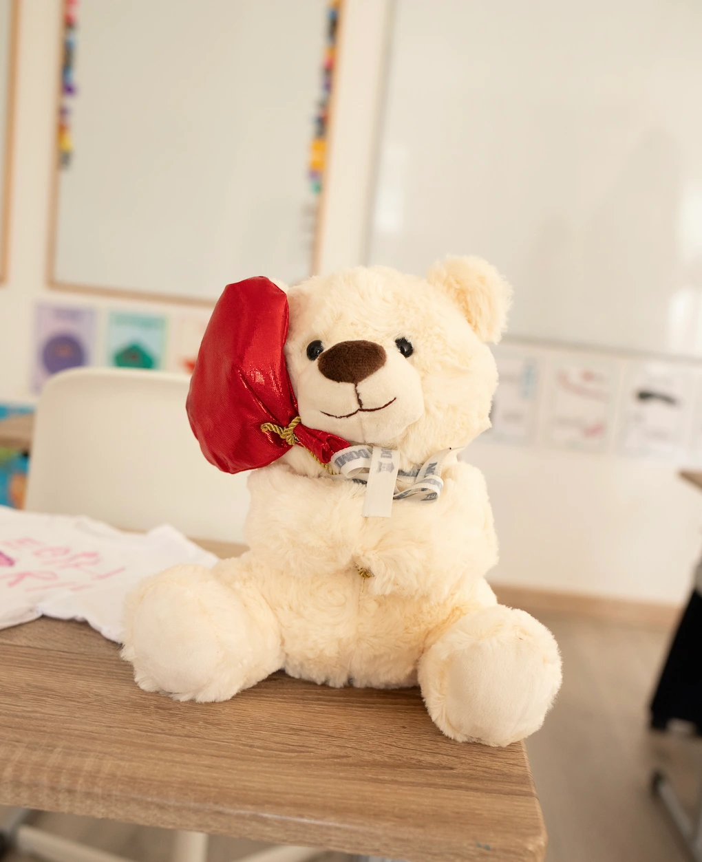 Святковий подарунок у вигляді м'якого ведмедика для першокласників школи Домініон