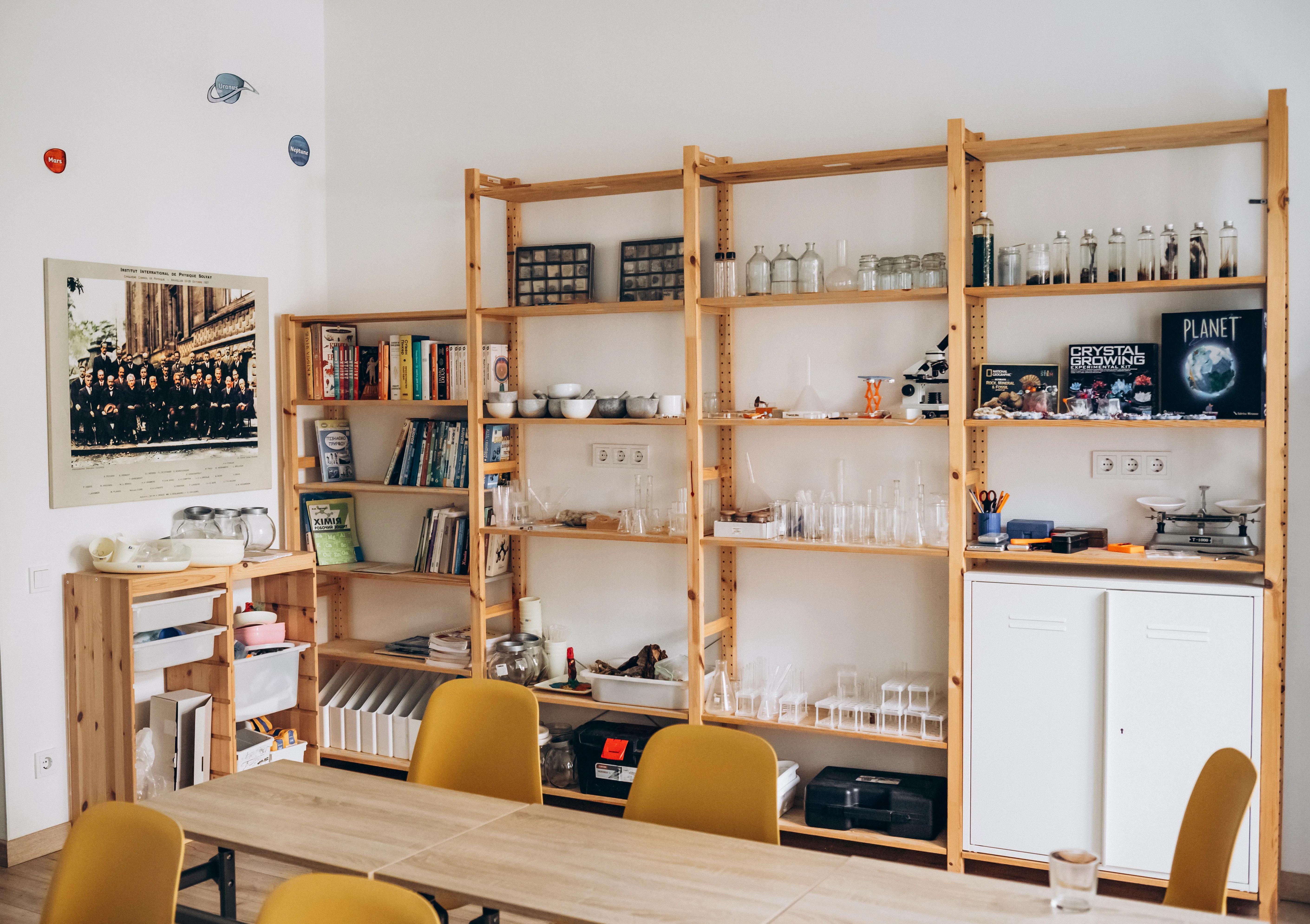 Обладнаний кабінет природничих наук у приватній школі Домініон