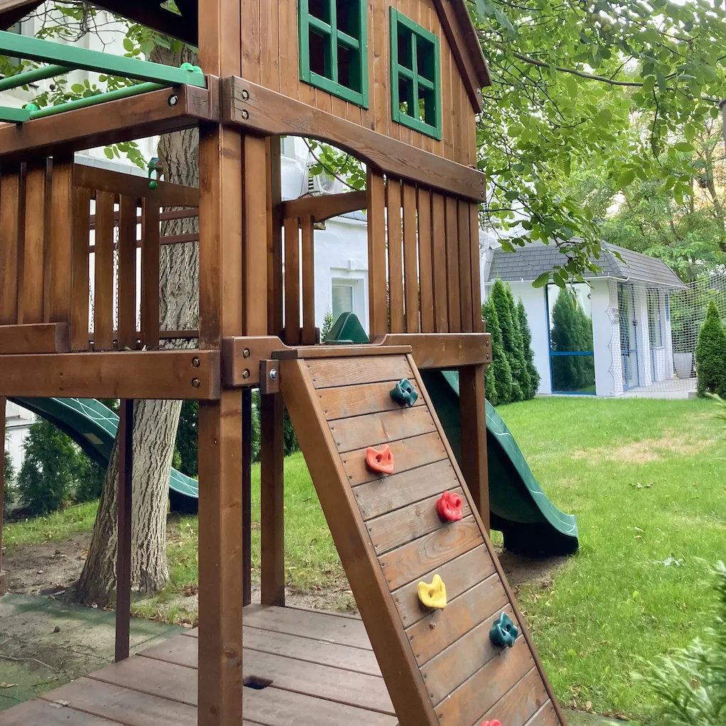 Власний дворик школи Домініон для безпечного відпочинку під час офлайн навчання