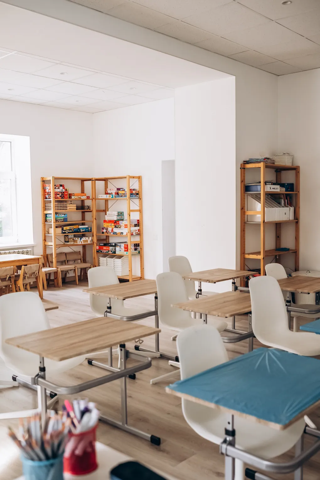 Сучасний простір для відпочинку та навчання для учнів у приватній школі Домініон